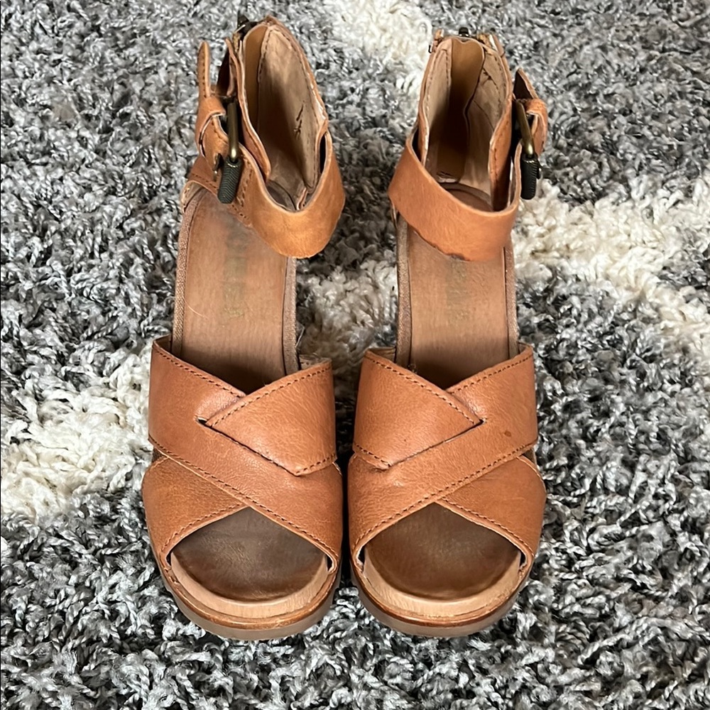 Sorel Tan Sandals with Cross-Strap Design
